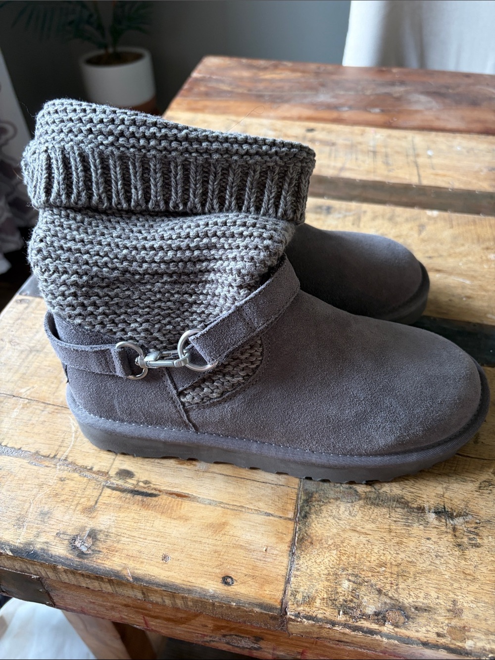 UGG Purl Strap charcoal suede boots with a knit cuff and buckle detail size 7